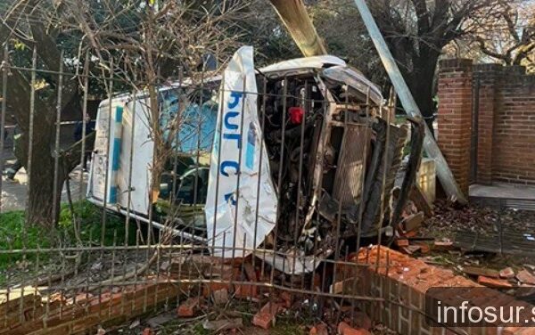 Choque en Longchamps: patrullero volcó tras persecución a delincuentes