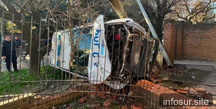Choque en Longchamps: patrullero volcó tras persecución a delincuentes