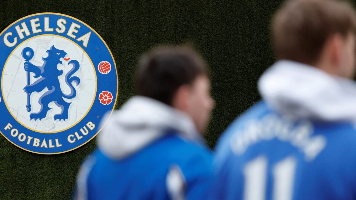Chelsea recibe multa de 10 millones y sanción por irregularidades en transferencias