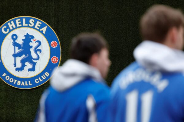 Chelsea recibe multa de 10 millones y sanción por irregularidades en transferencias