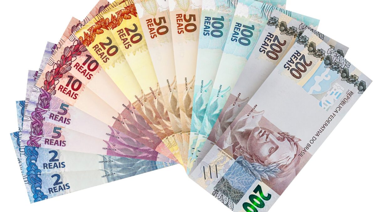 Real brasileño cotiza a $285 para compra este domingo.