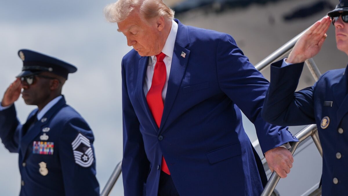 Trump amenaza con castigo militar a Irán y hutíes por ataques a buques
