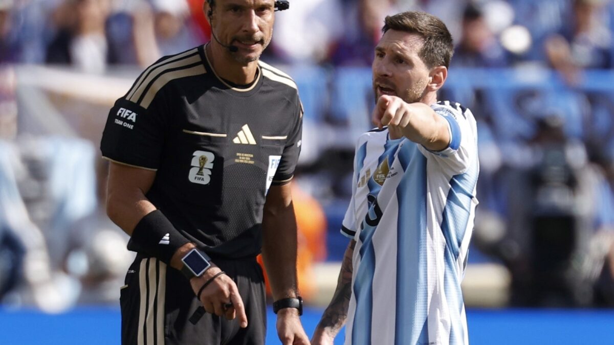 El árbitro de la final del Mundial 2026 habló tras su retiro: defendió su actuación y confirmó el diálogo con Messi