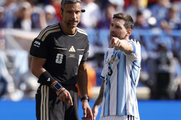 El árbitro de la final del Mundial 2026 habló tras su retiro: defendió su actuación y confirmó el diálogo con Messi