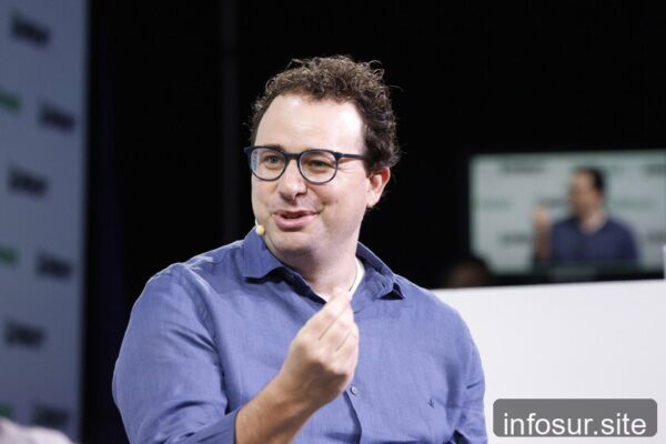 Dario Amodei advierte: la IA podría eliminar la mitad de los empleos de oficina