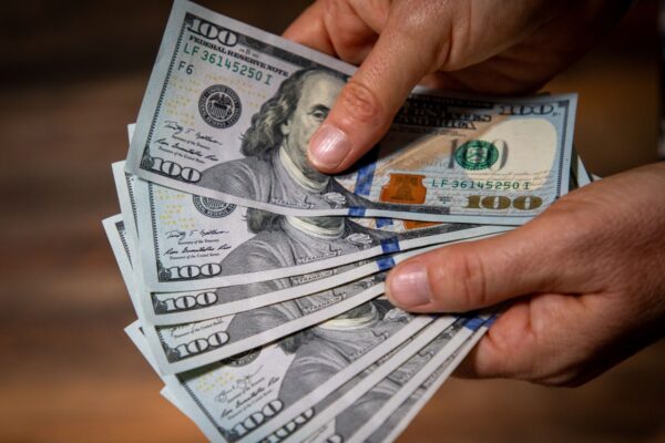 Dólar supera los 1.510 y alcanza nivel más alto del año