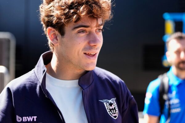 Colapinto se prepara para desafiar a rivales en Silverstone tras análisis en Austria
