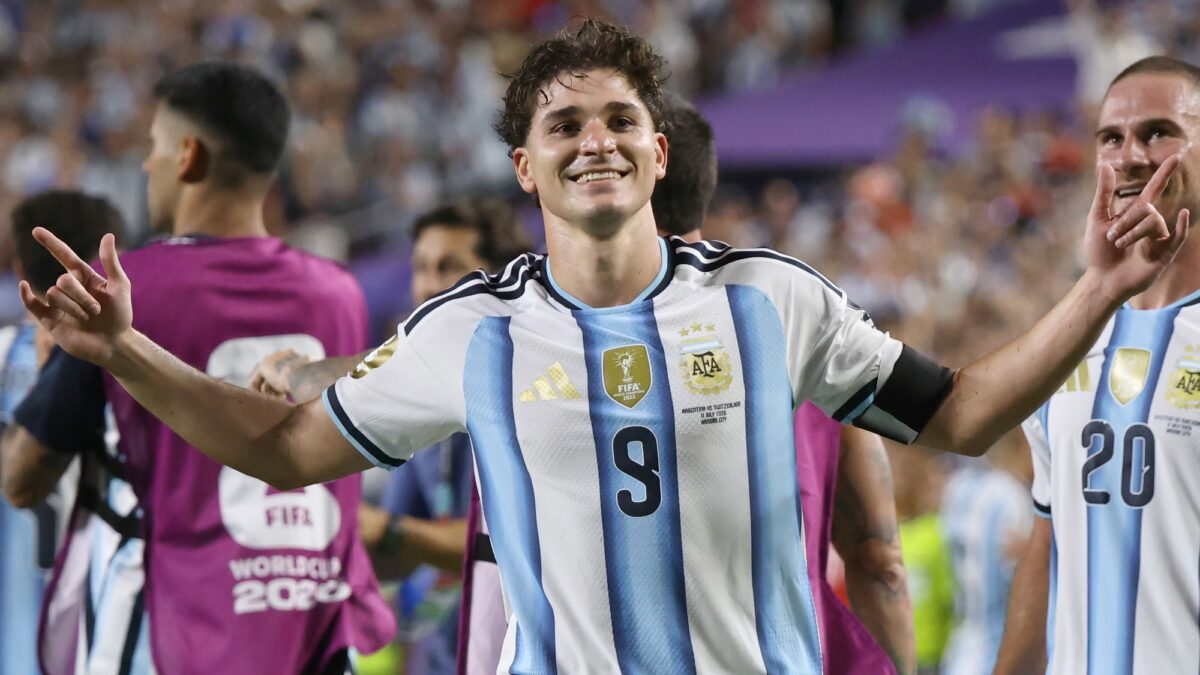 Arsenal apuesta fuerte por fichar a Julián Álvarez en medio de la rivalidad con Barcelona y Atlético