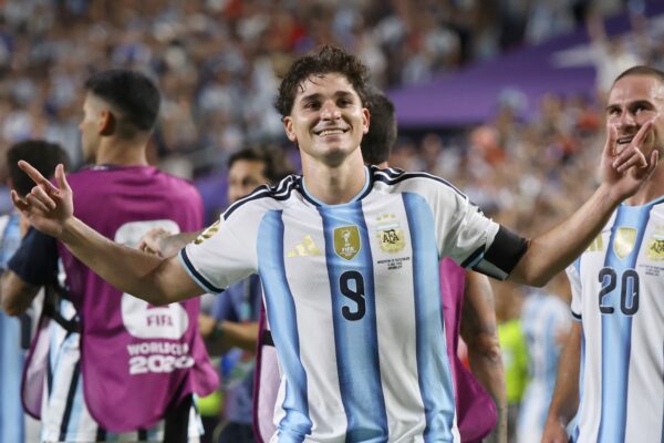 Arsenal apuesta fuerte por fichar a Julián Álvarez en medio de la rivalidad con Barcelona y Atlético