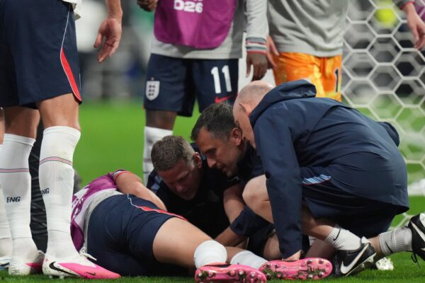 Jordan Henderson se rompió la muñeca tras una caída durante la celebración de Inglaterra en el Mundial.