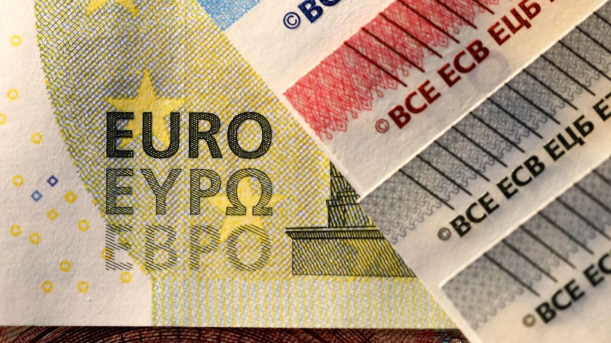 Euro baja a 1.650 pesos en Argentina este jueves