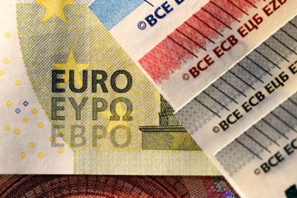 Euro baja a 1.650 pesos en Argentina este jueves