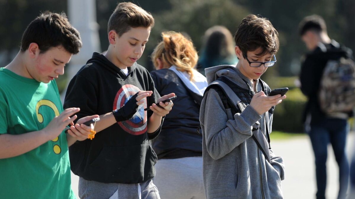 Francia se convierte en primer país europeo en prohibir redes sociales a menores de 15 años