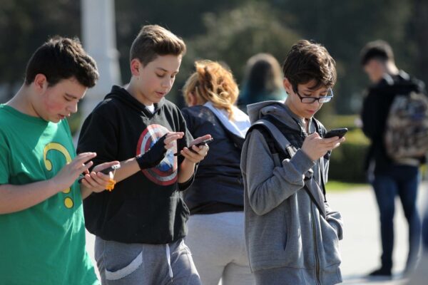 Francia se convierte en primer país europeo en prohibir redes sociales a menores de 15 años