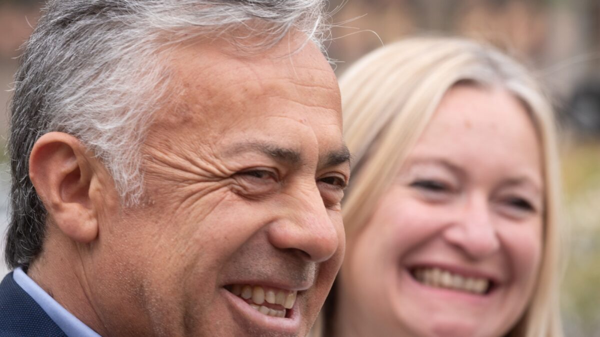 Vicegobernadora evita juicio político por comentarios racistas gracias a apoyo de aliados