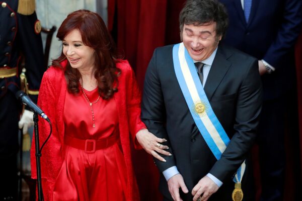 Encuesta marca distancia entre rechazo a Milei y al kirchnerismo para 2027