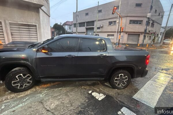 Seis menores detenidos tras robo de camioneta que terminó estrellada contra un semáforo