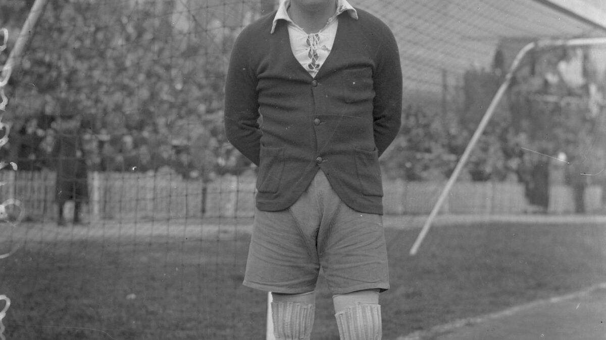 La foto inédita que muestra cómo un poeta salvó la vida de un arquero legendario de España