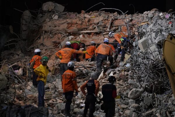 Rescatistas internacionales dejan Venezuela tras doble terremoto