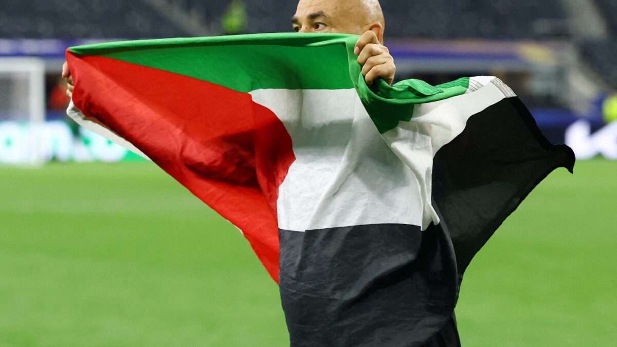 Entrenador de Egipto celebró con bandera palestina y dedicó la victoria a Gaza