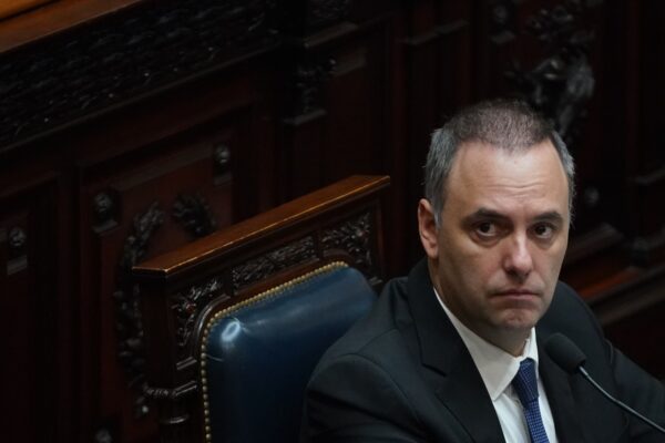 Manuel Adorni dejó el directorio de YPF como representante del Estado