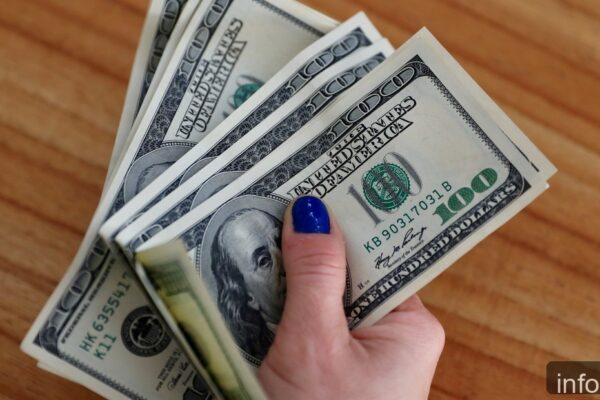 Dólar oficial y otros tipos cotizan a distintos valores este lunes