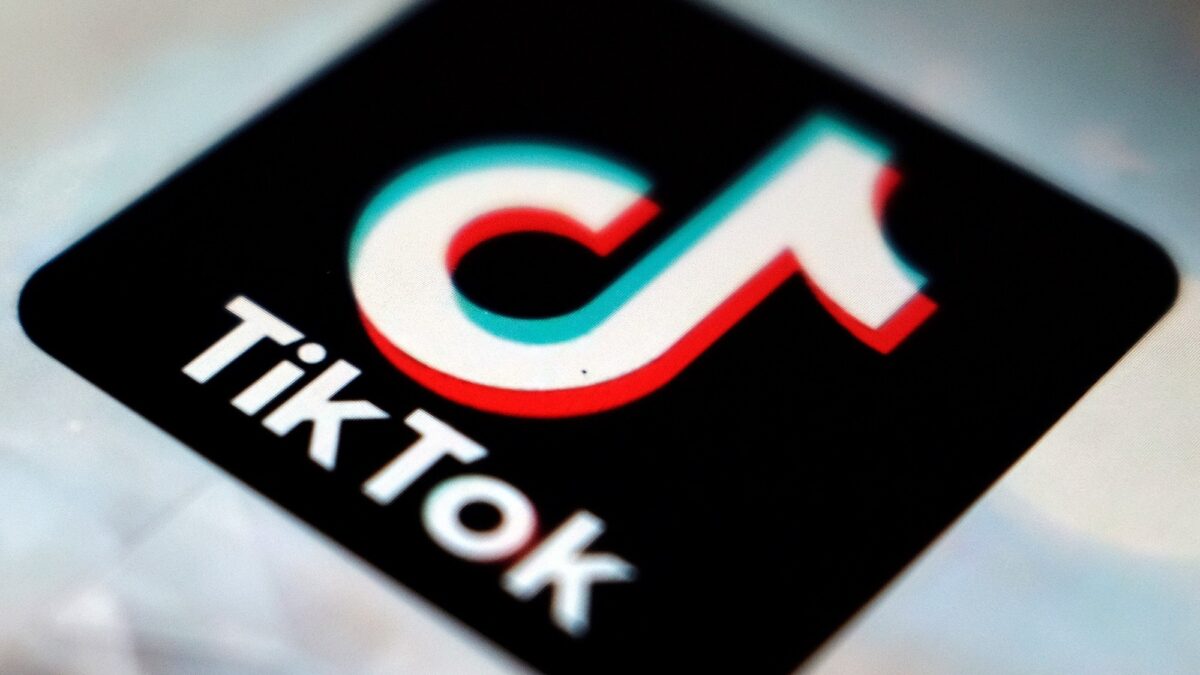 EU apunta a TikTok por no proteger a menores en redes