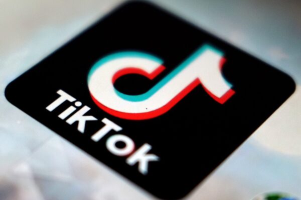 EU apunta a TikTok por no proteger a menores en redes