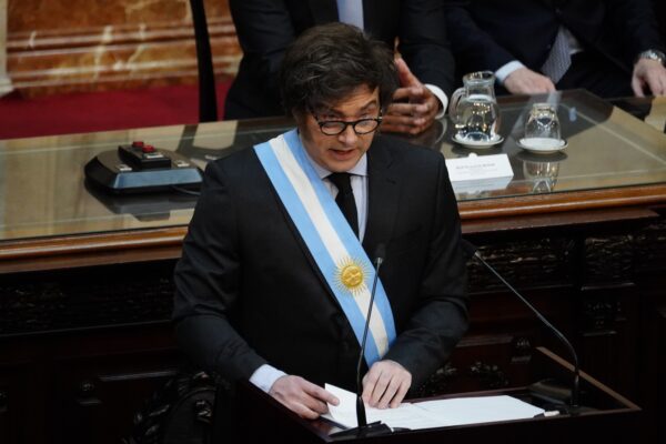 Milei propone "Shutdown" para presionar a Congreso en presupuesto; oposición lo califica de inconstyitucional