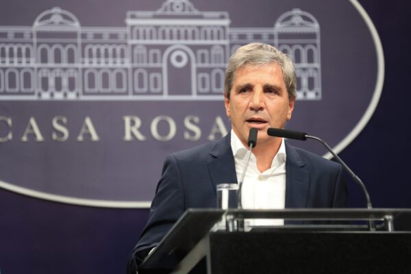 Caputo anunciará plan estructurado para cubrir deuda 2026-2027 con reservas financieras