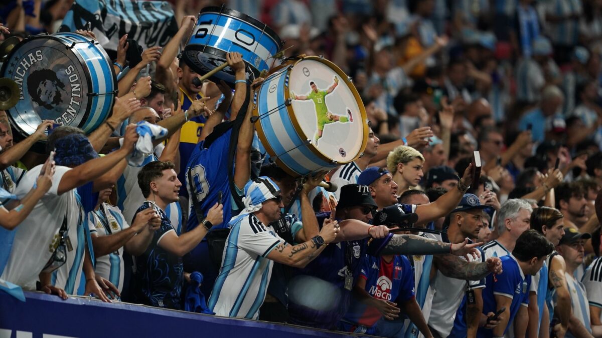 Hinchas argentinos desfilan en Atlanta: «Solo un partido de fútbol» o un grito colectivo