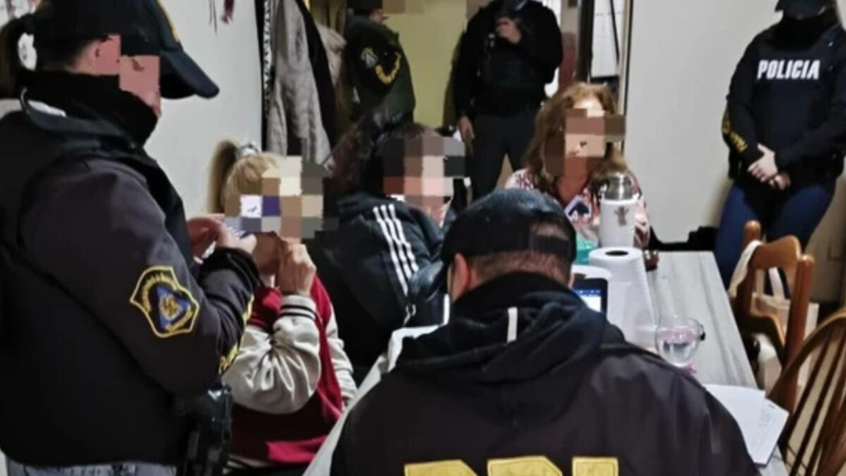 Estafa de una vidente falsa: una mujer perdió 26 mil dólares y 15 millones de pesos