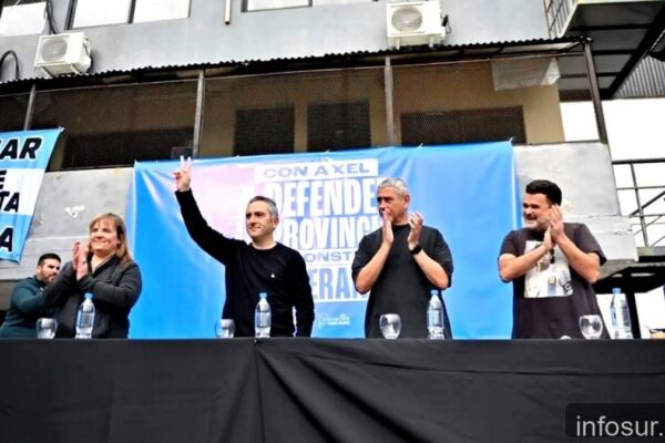 Ferraresi lanza su campaña para gobernador atenazado por el PRO y La Cámpora