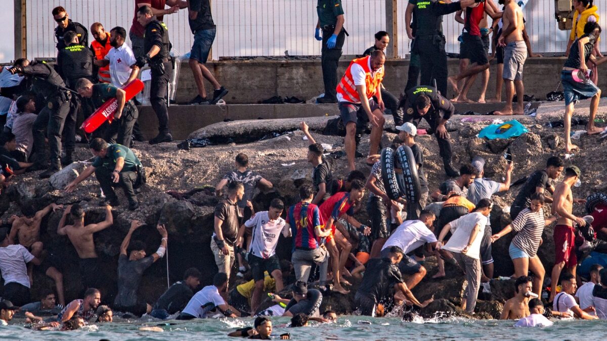 Miles de migrantes cruzan la frontera con Marruecos hacia Ceuta, en tensión
