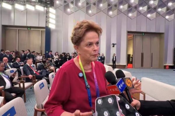 Rousseff sugirió que Argentina "intente volver" a los BRICS, aunque respeta la decisión del gobierno