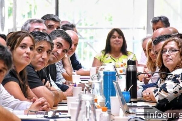Kicillof ofrece 7% escalonado para estatales bonaerenses