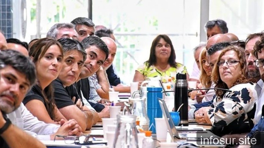 Kicillof ofrece 7% escalonado para estatales bonaerenses