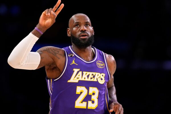 LeBron James ficha por dos años con los Philadelphia 76ers