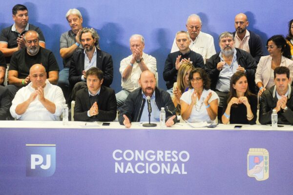 Crisis del peronismo amenaza su hegemonía provincial con elecciones de 2027.