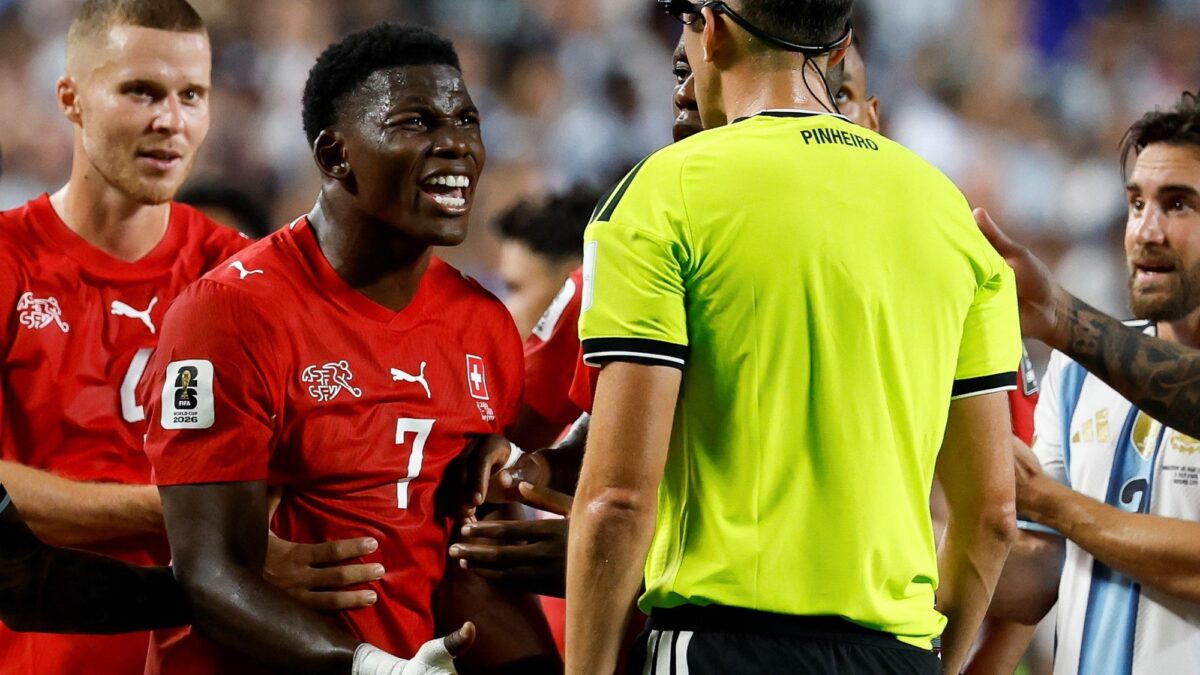 FIFA respaldó expulsión de Embolo tras reevaluar regla de confusión de identidad