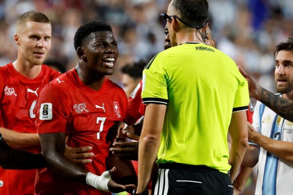 FIFA respaldó expulsión de Embolo tras reevaluar regla de confusión de identidad