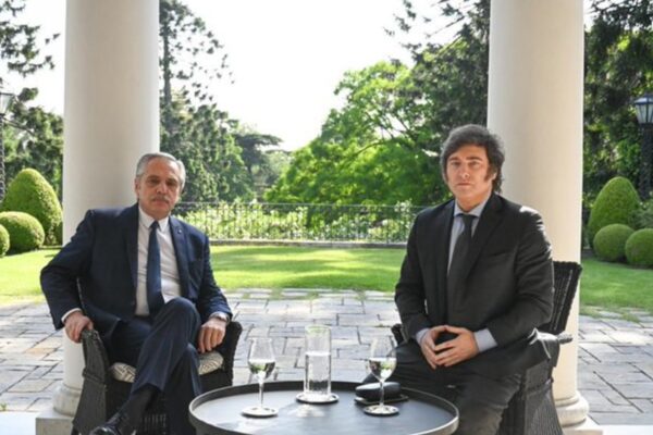 Alberto Fernández acusó a Milei de ser "un pobre imbécil" y dijo que fue "cancelado" por la sociedad argentina