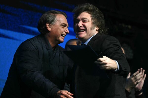 Milei respalda a Bolsonaro en Brasil y recibirá condecoración