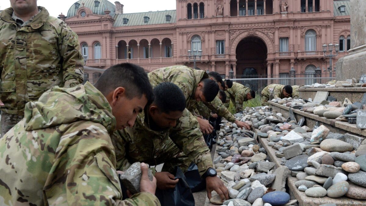 Gobierno retira piedras del memorial de víctimas del Covid en Plaza de Mayo por el retorno de la Selección