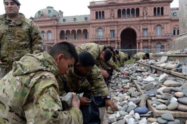 Gobierno retira piedras del memorial de víctimas del Covid en Plaza de Mayo por el retorno de la Selección