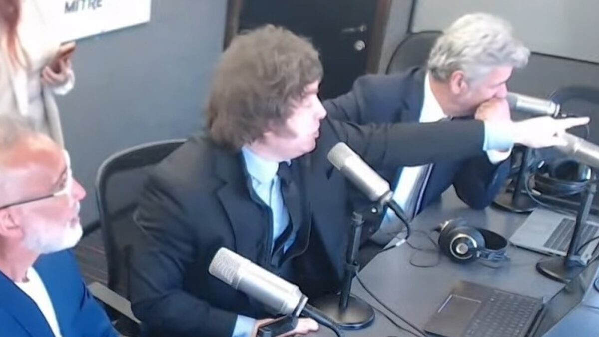 Milei acusa a exfuncionario de arruinar el país durante entrevista