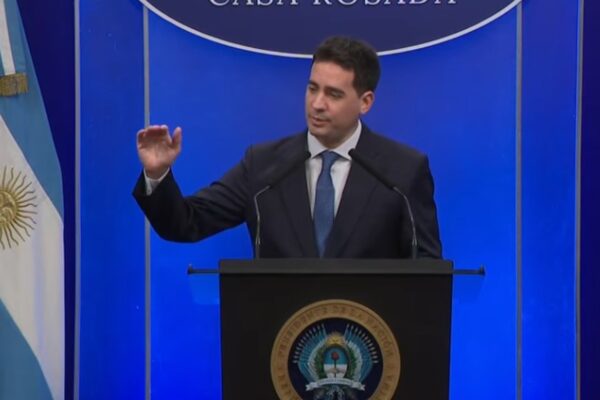 Vocero de Milei prevé posible alza del dólar a $1.800