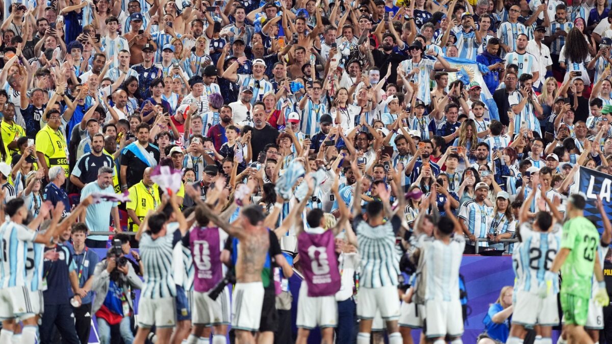 Lescano insta a los hinchas: «No se peinen para cámaras, alienten en el córner»