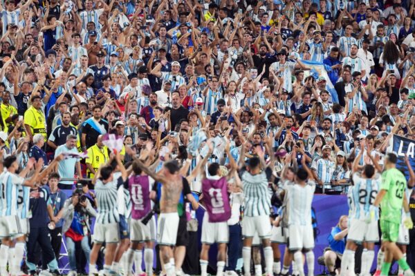 Lescano insta a los hinchas: "No se peinen para cámaras, alienten en el córner"