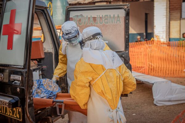 OMS alerta sobre brote de ébola en Congo: más de 700 muertos